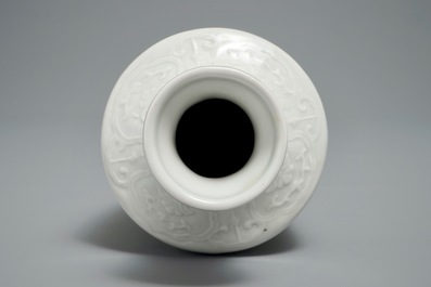 Een Chinese blanc de Chine vaas met reli&euml;fdecor, 19/20e eeuw